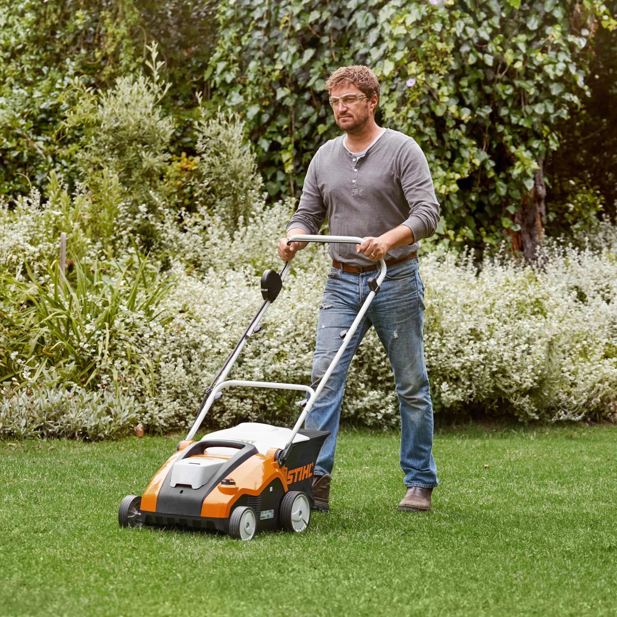 RLA 240 Cordless Lawn Scarifier