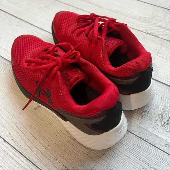 Under Armour Youth Size 6 Sneakers