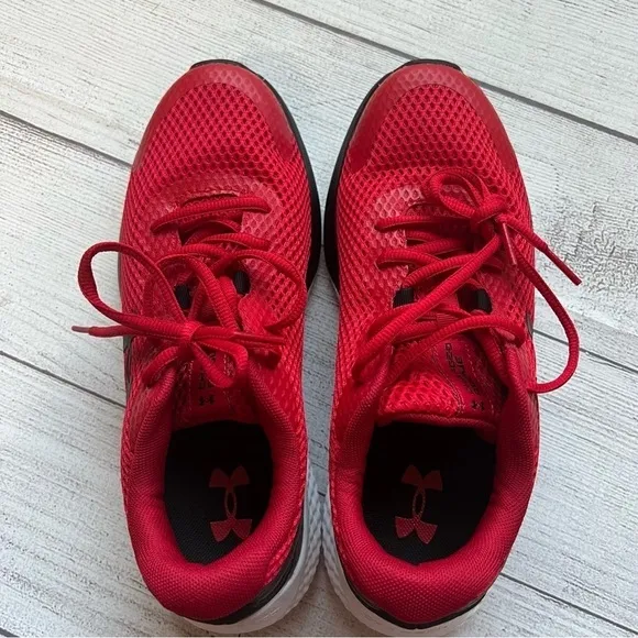 Under Armour Youth Size 6 Sneakers