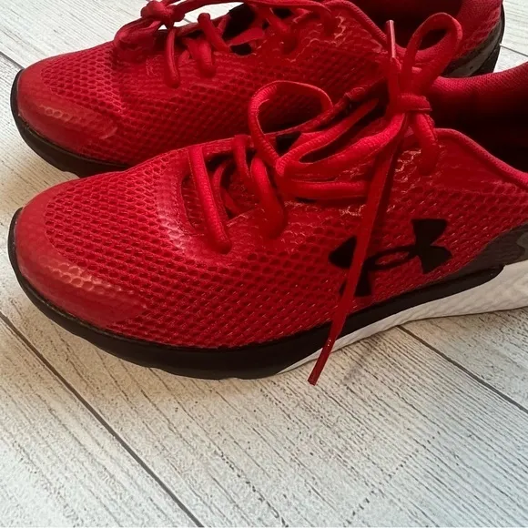 Under Armour Youth Size 6 Sneakers