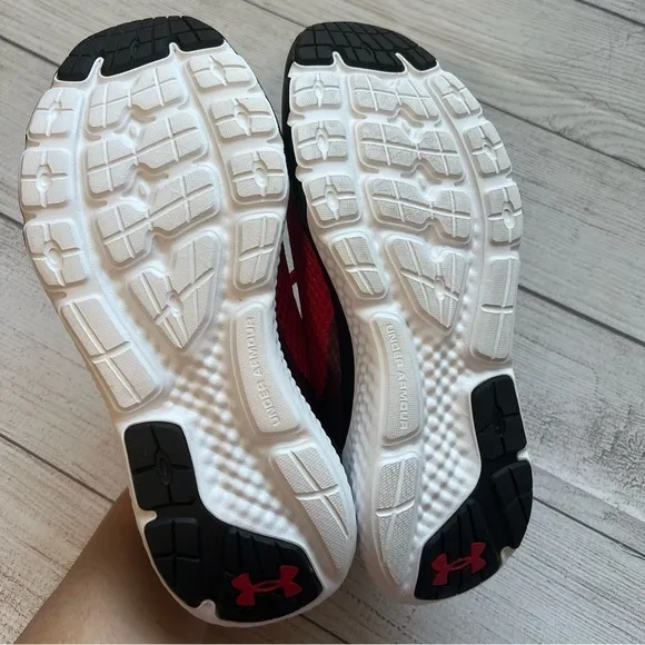 Under Armour Youth Size 6 Sneakers